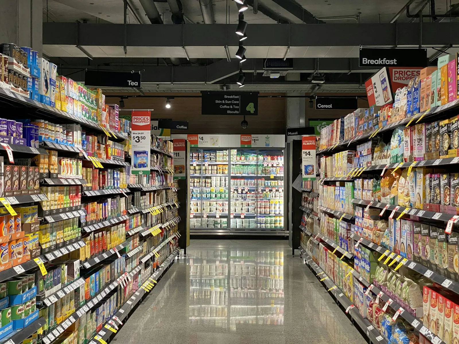 A grocery aisle lined with packaged goods, where house-of-brands and branded-house strategies sit side by side on the shelf